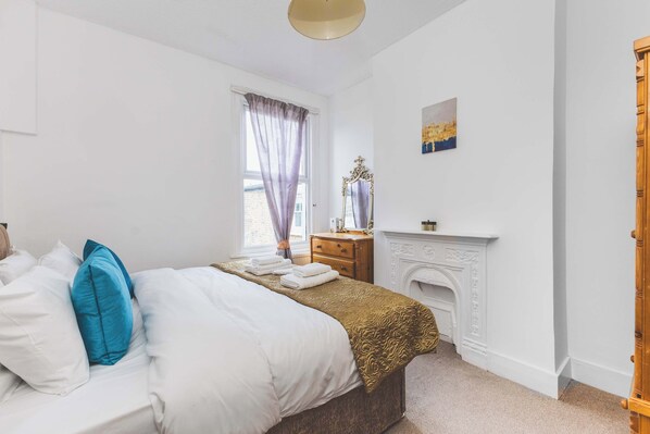 2 bedrooms, iron/ironing board, internet, bed sheets