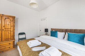 2 bedrooms, iron/ironing board, internet, bed sheets