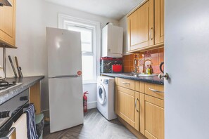 Fridge, microwave, oven, stovetop - Spacious 2-bed apartment in Kensal Green (Greater London)
