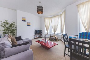 TV - Spacious 2-bed apartment in Kensal Green (Greater London)