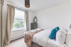 2 bedrooms, iron/ironing board, internet, bed sheets