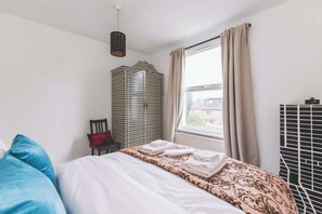 2 多间卧室、熨斗/熨衣板、上网接入、床单