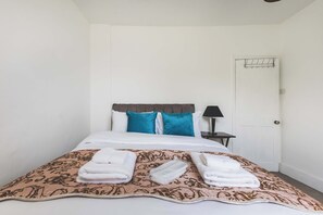 2 bedrooms, iron/ironing board, internet, bed sheets