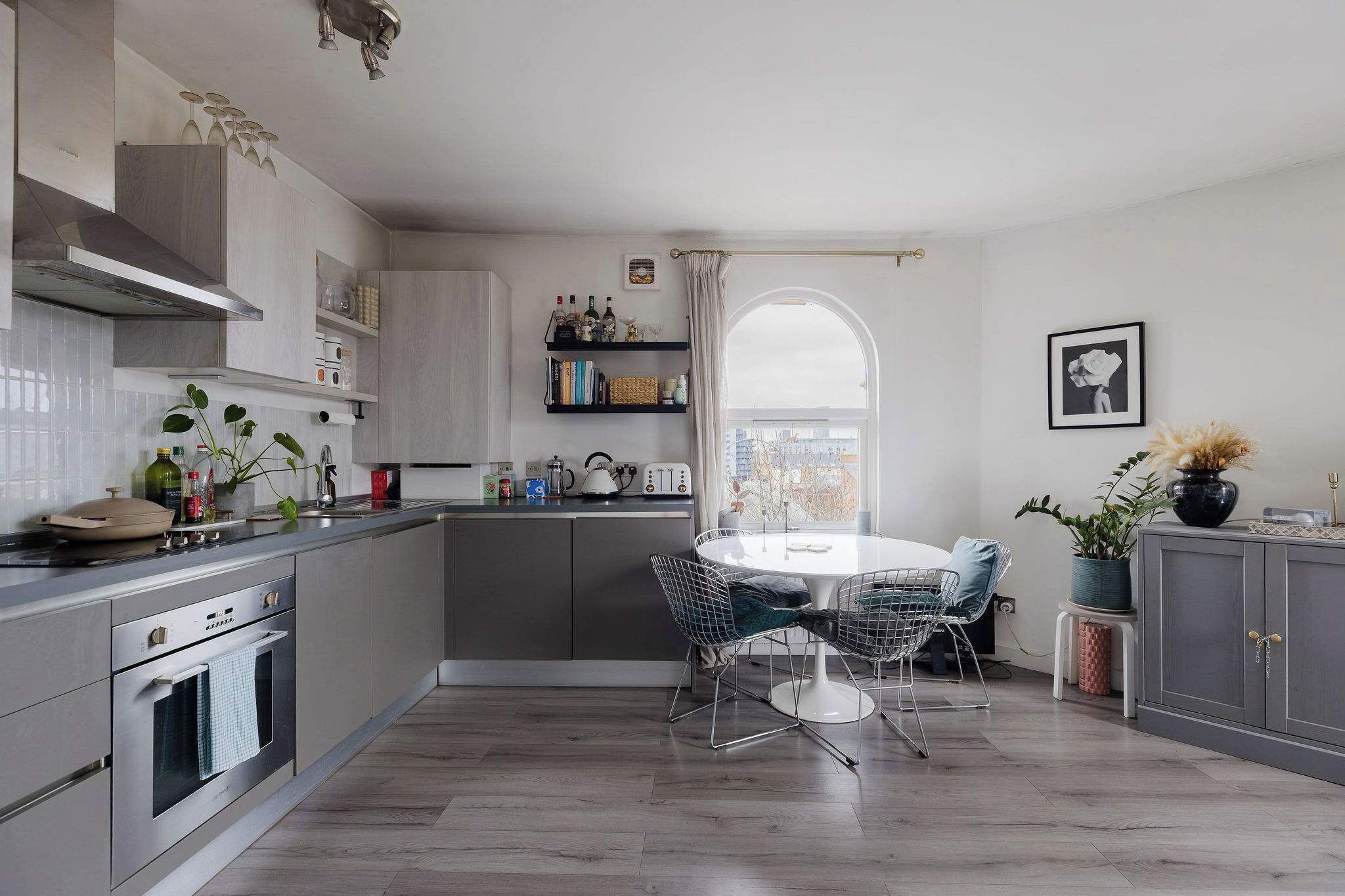 Coffee/tea maker, fridge, oven, stovetop