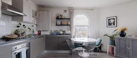 Coffee/tea maker, fridge, oven, stovetop