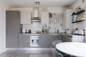 Coffee/tea maker, fridge, oven, stovetop