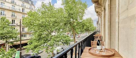 تناول الطعام بالخارج