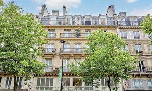Exterior - A LIVELY MIX OF CULTURE, GASTRONOMY & PARISIAN CHARM - LE MARAIS (Paris)