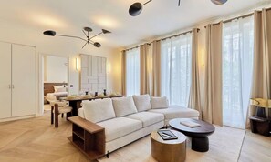 TV - A LIVELY MIX OF CULTURE, GASTRONOMY & PARISIAN CHARM - LE MARAIS (Paris)