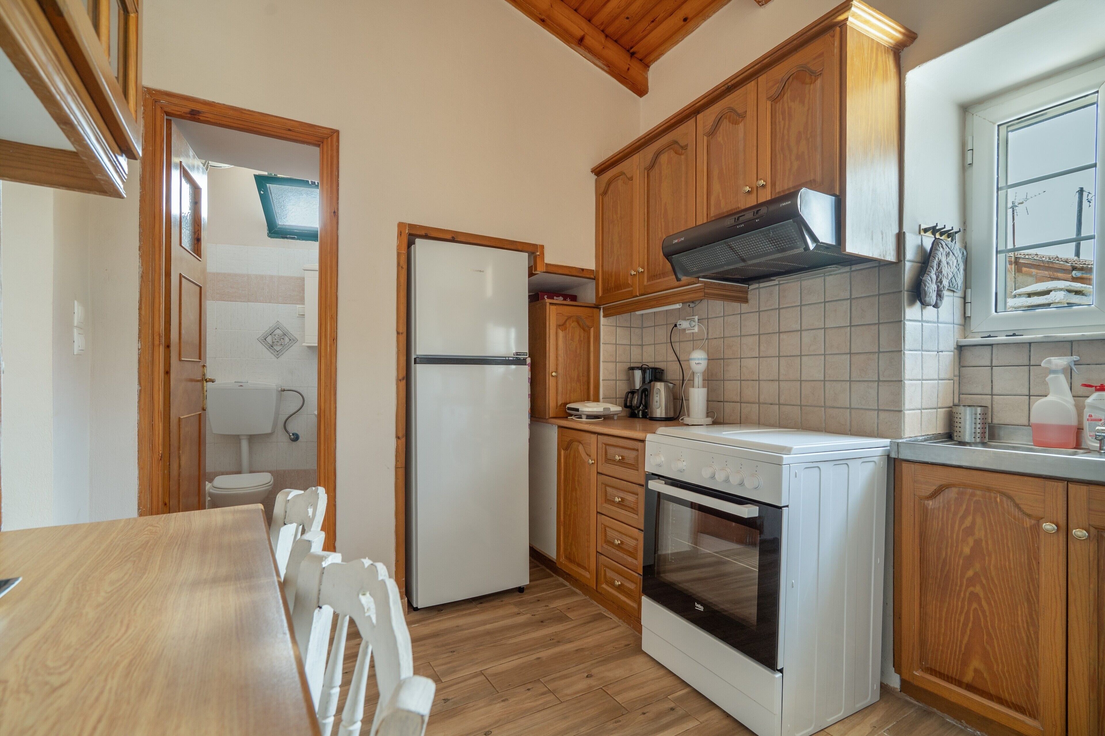 Fridge, oven, stovetop, coffee/tea maker