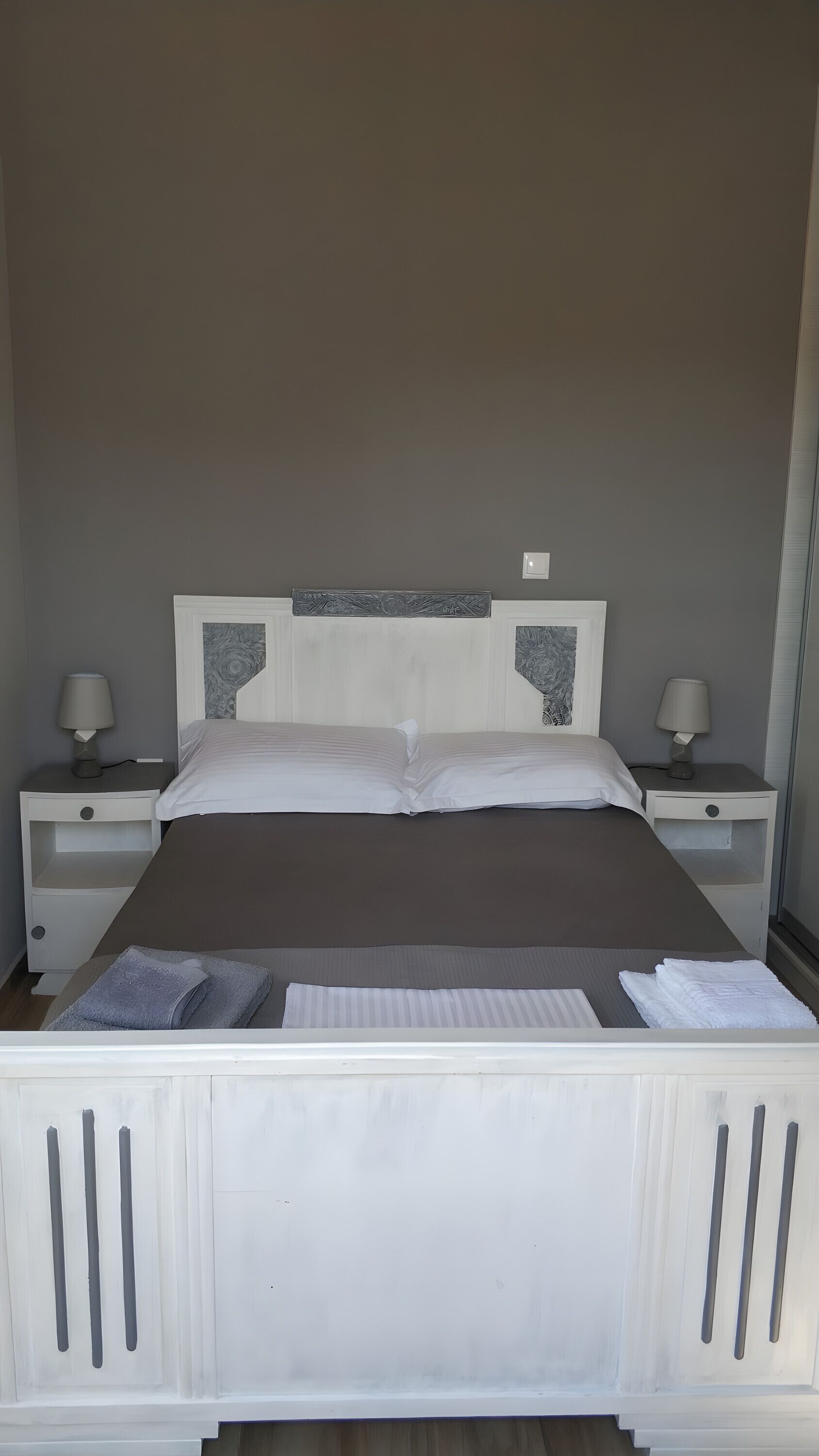 3 habitaciones, tabla de planchar con plancha, wifi y ropa de cama 