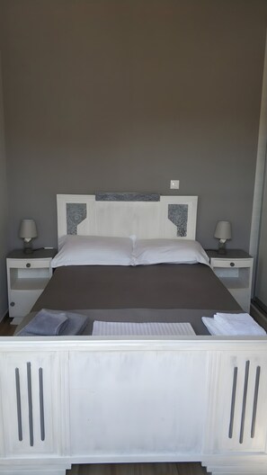 3 عدّة غرف نوم ومكواة/لوح كي وواي فاي وملاءات أسرّة