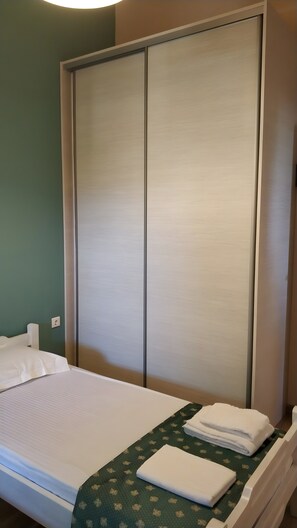 3 bedrooms, iron/ironing board, WiFi, bed sheets - Traditional Country House with Shared Terrace, Wi-Fi, and Air Conditioning (Ρίφι)