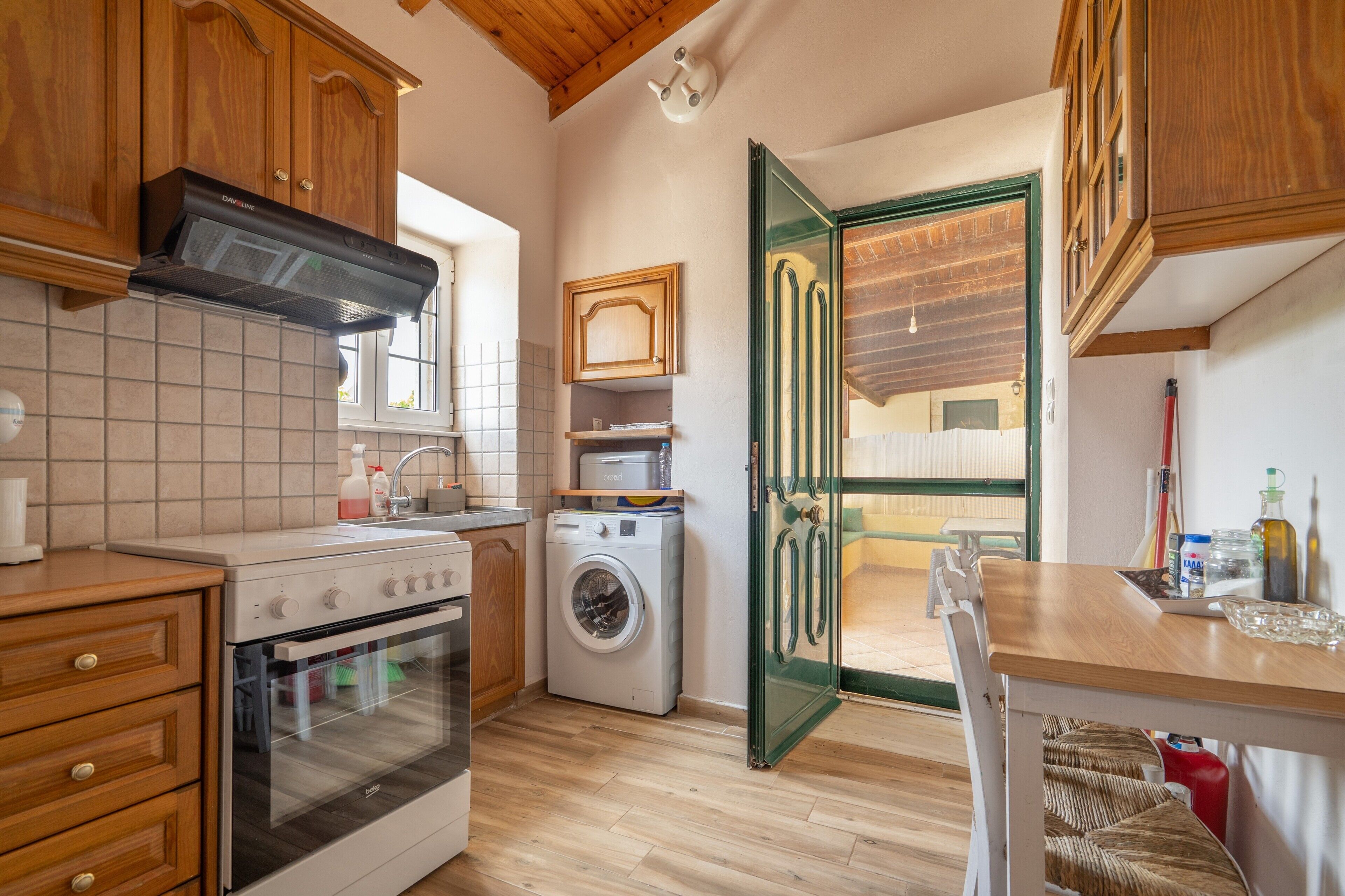 Fridge, oven, stovetop, coffee/tea maker
