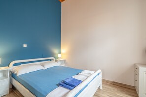 3 habitaciones, tabla de planchar con plancha, wifi y ropa de cama 