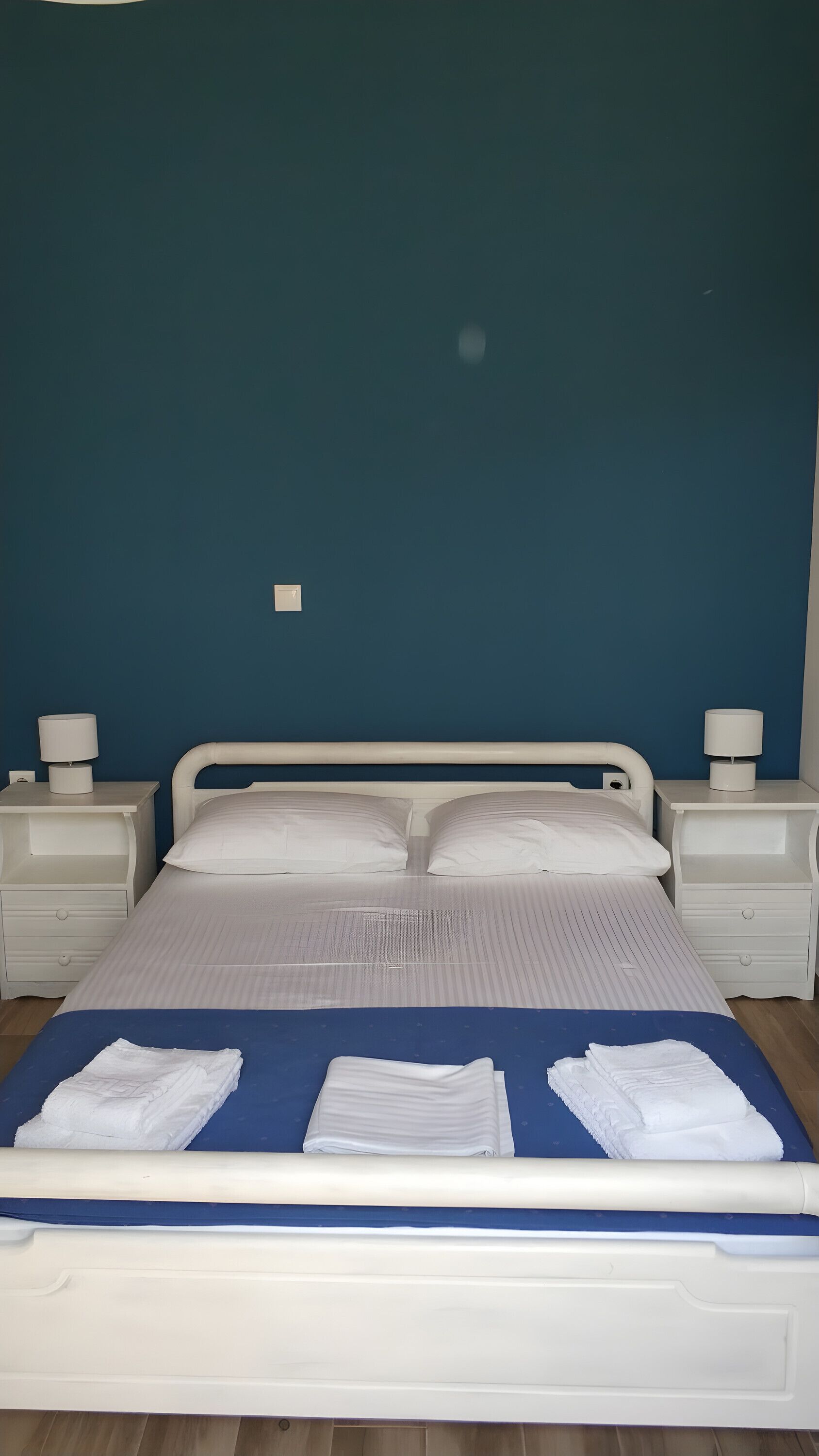 3 slaapkamers, een strijkplank/strijkijzer, wifi, beddengoed