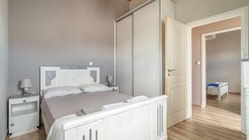 3 bedrooms, iron/ironing board, WiFi, bed sheets