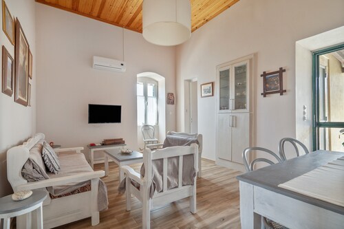 Traditional Country House with Shared Terrace, Wi-Fi, and Air Conditioning