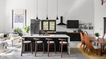 Réfrigérateur, micro-ondes, four, plaque de cuisson