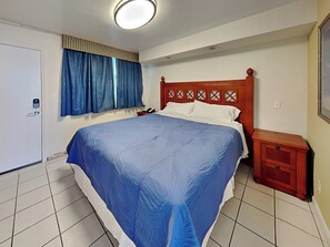 Tabla de planchar con plancha, internet y ropa de cama