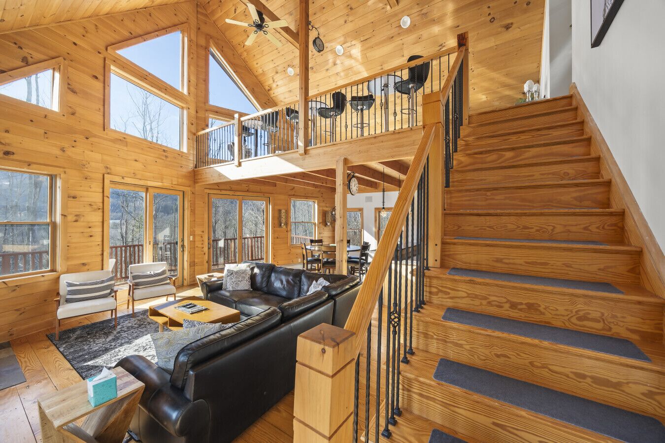 Een televisie, een open haard, een tafeltennistafel en een stereo