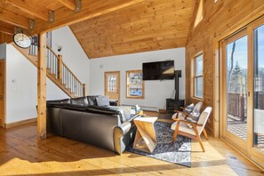 Televisión, chimenea, tenis de mesa y estéreo 