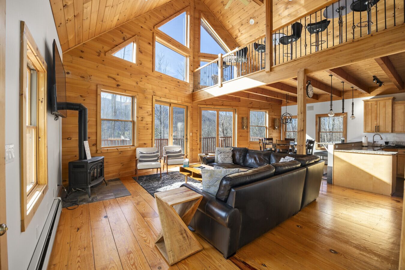 Télévision, cheminée, table de tennis de table, chaîne hi-fi