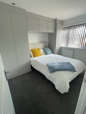 Silitysrauta/-lauta, Wi-Fi, vuodevaatteet