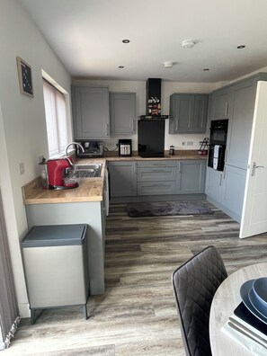 Mikroaaltouuni, uuni, liesi, astianpesukone