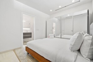 2 slaapkamers, een bureau, een strijkplank/strijkijzer, reisbedje