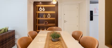 Basic Apartment | Dining