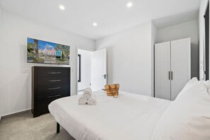 3 bedrooms, desk, iron/ironing board, travel crib