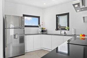 Een koelkast, een magnetron, een oven, een kookplaat