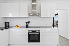 ثلاجة، ميكروويف، فرن، موقد طهي مسطح