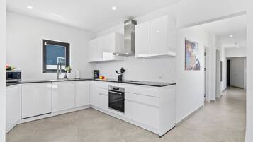 Een koelkast, een magnetron, een oven, een kookplaat