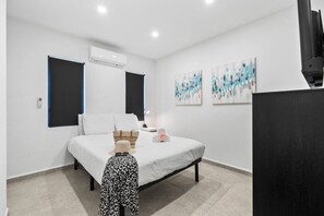 Een bureau, een strijkplank/strijkijzer, reisbedje, wifi