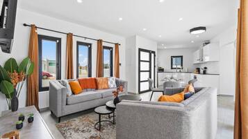 Een televisie en een stereo