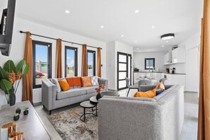 Een televisie en een stereo