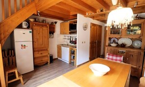 Kjøleskap, mikrobølgeovn, ovn og oppvaskmaskin