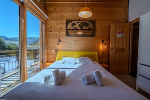 Cuna de viaje, wifi y ropa de cama 