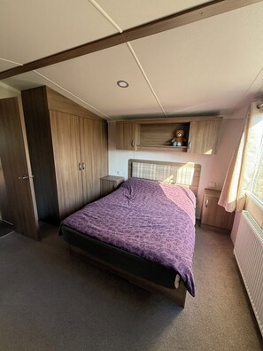 2 عدّة غرف نوم ومكواة/لوح كي وواي فاي وملاءات أسرّة