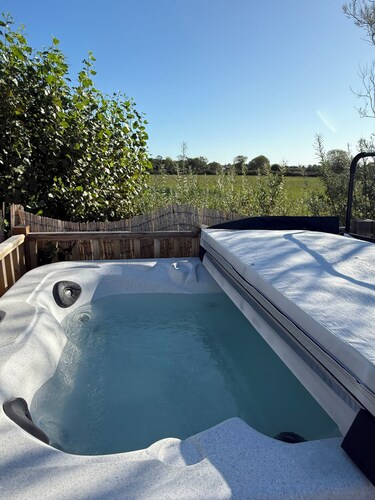 2 bedroom lodge in Warton with hot tub