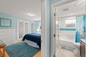 2 habitaciones, escritorio y tabla de planchar con plancha 