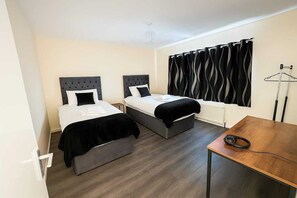 4 室のベッドルーム、インターネット、ベッドシーツ