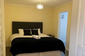 4 bedrooms, internet, bed sheets