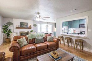 Living area - Renovated 3/2/2 Cottage Retreat Near Sheppard AFB (Wichita Falls)