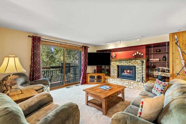 TV, fireplace