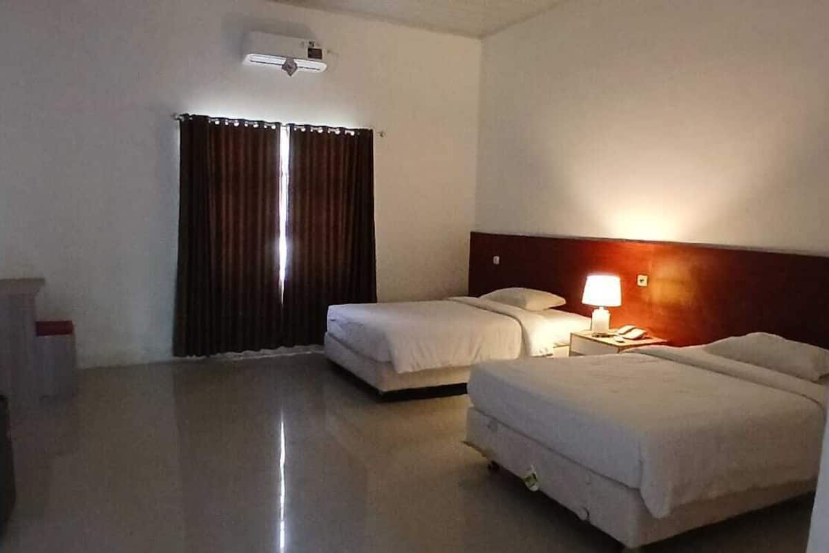 Economy Twin Room, Balcony | Minibar, desk, laptop workspace, bed sheets