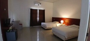 Economy Twin kamer, balkon | Een minibar, een bureau, een laptopwerkplek, beddengoed