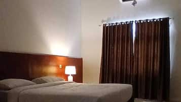 Kahden hengen comfort-huone, 1 keskisuuri parisänky, tupakointi kielletty, parveke | Minibaari, työpöytä, kannettavalle tietokoneelle sopiva työtila